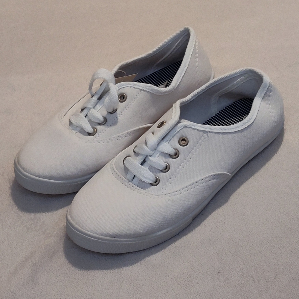 NWT! Classic White Canvas Sneakers-Sz 7